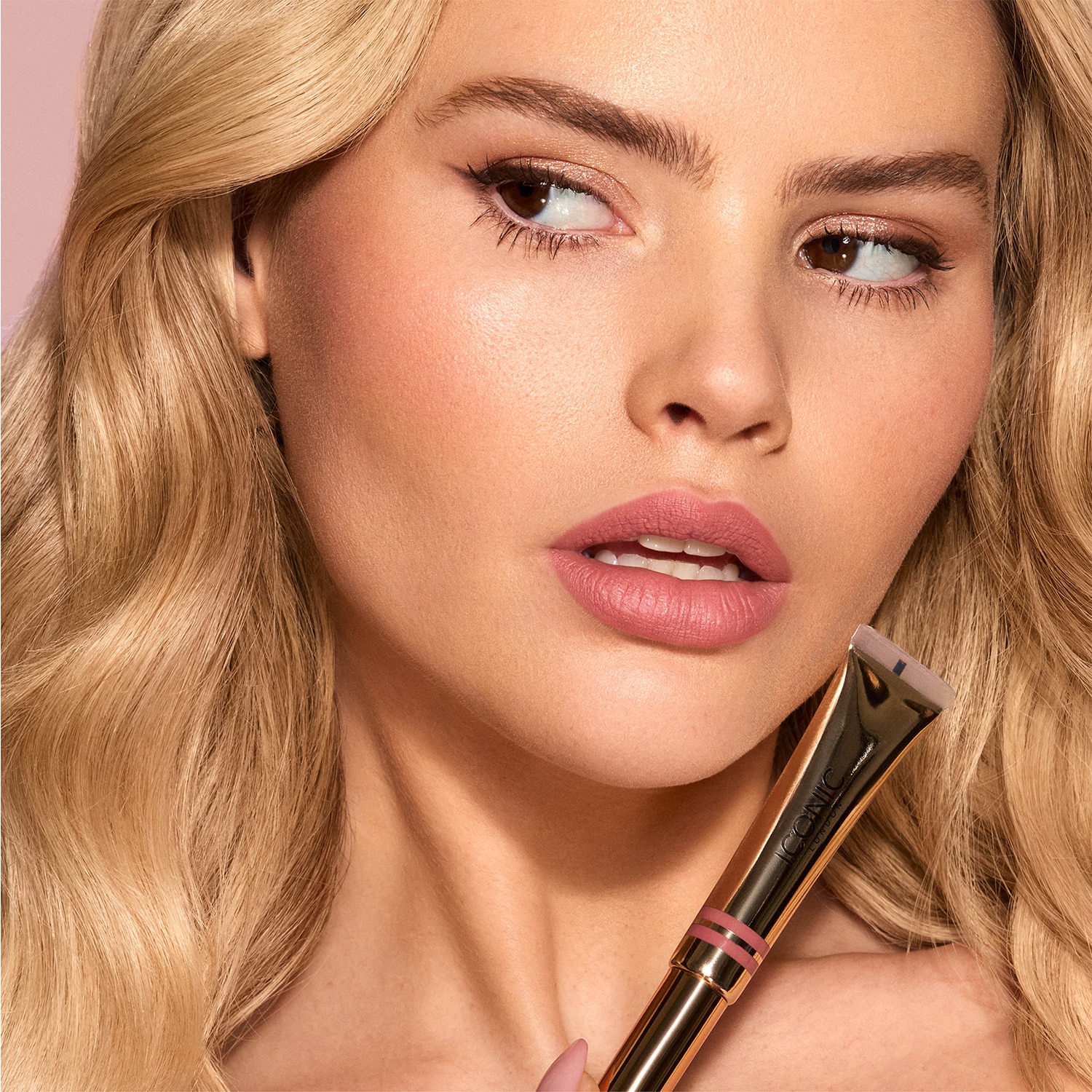 CLOUD KISS MATTE LIP MOUSSE BY ICONIC LONDON ( MOUSSE LABIAL)